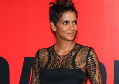Grávida, Halle Berry prestigia estreia do seu filme no Brasil